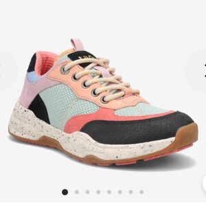 Taos Advance Women’s Sneakers 6 1/2 EUC